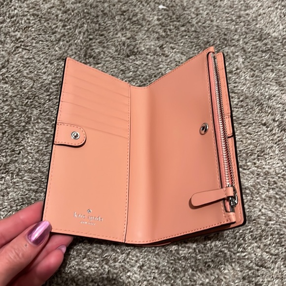 Kate Spade Wallet. - Picture 2 of 5
